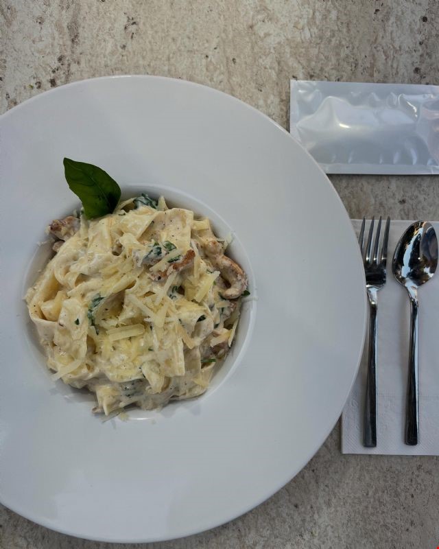 Fettuccine Alfredo tavuklu